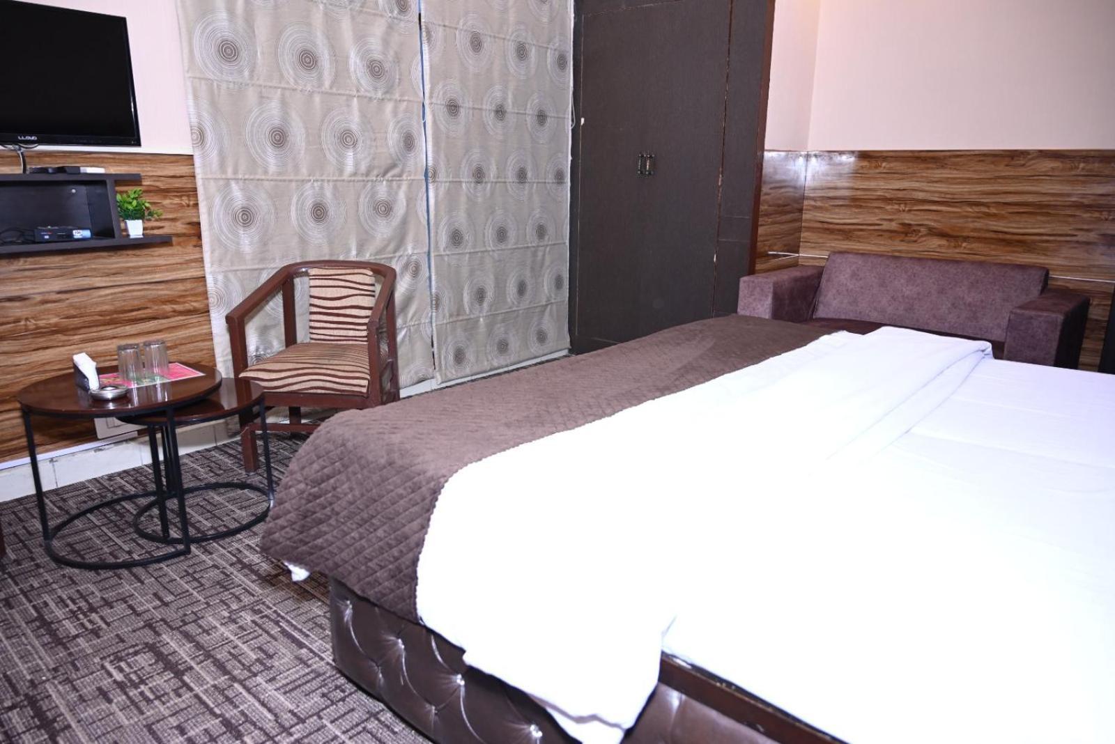Hotel Kuber Rai Екстер'єр фото