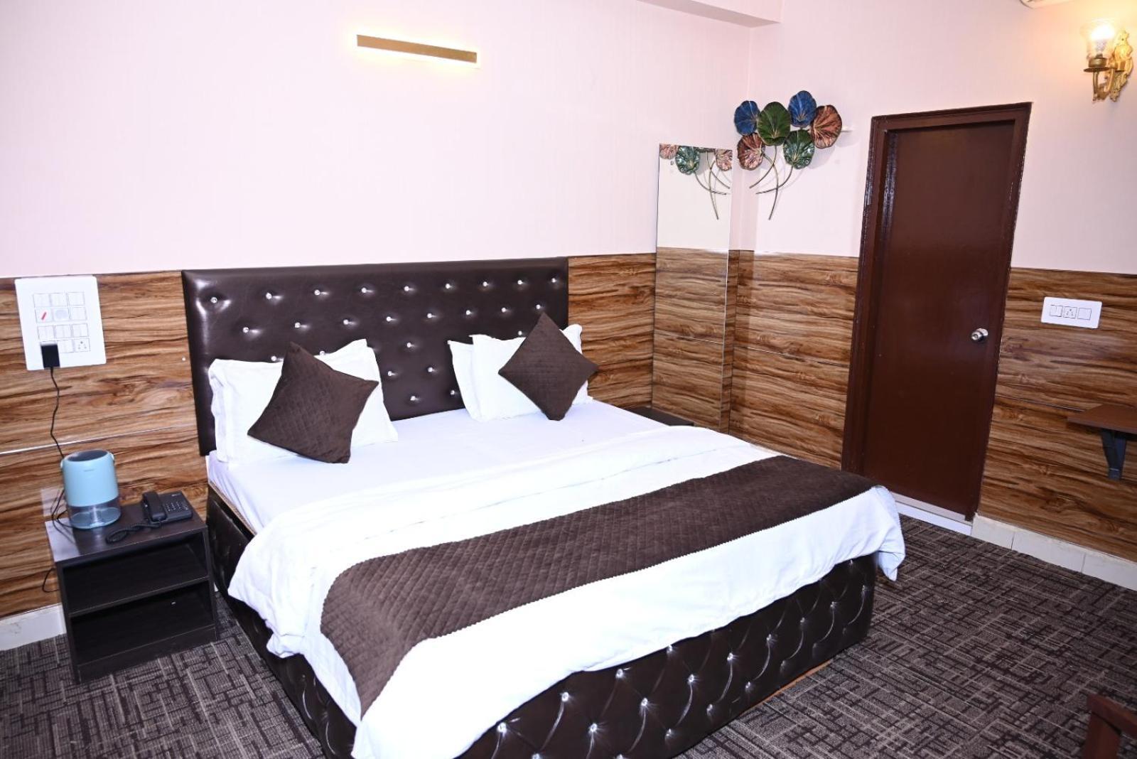 Hotel Kuber Rai Екстер'єр фото