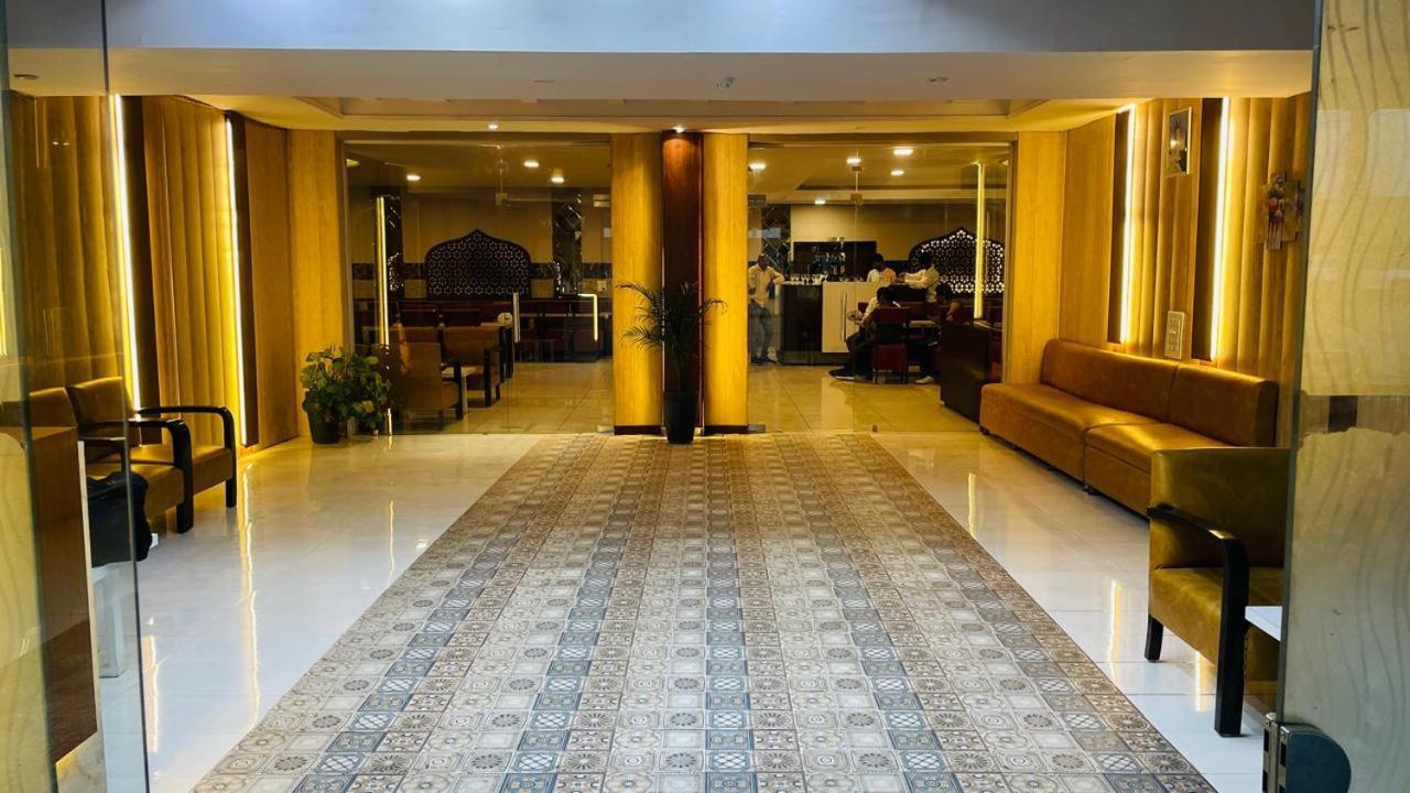 Hotel Kuber Rai Екстер'єр фото