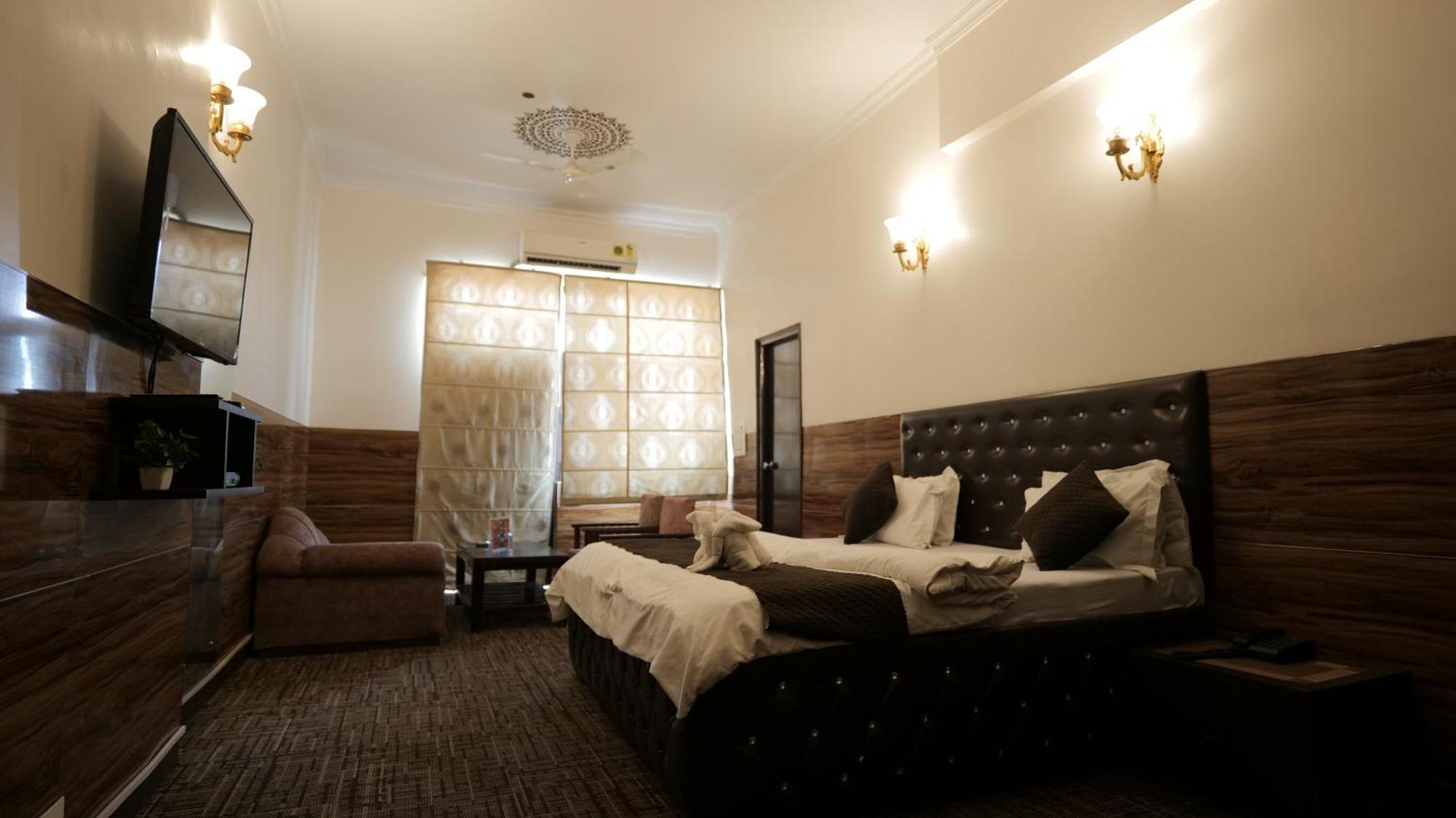 Hotel Kuber Rai Екстер'єр фото